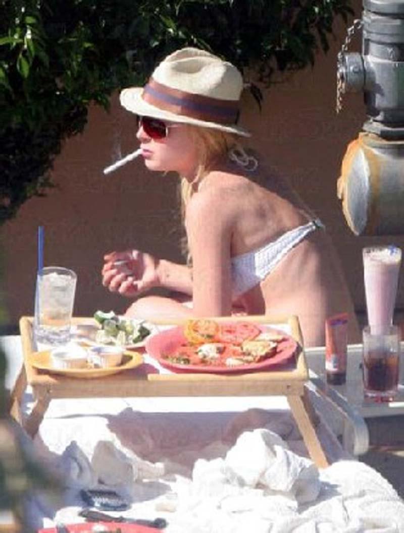 16P Lindsay Lohan big cleavage in tight dresses