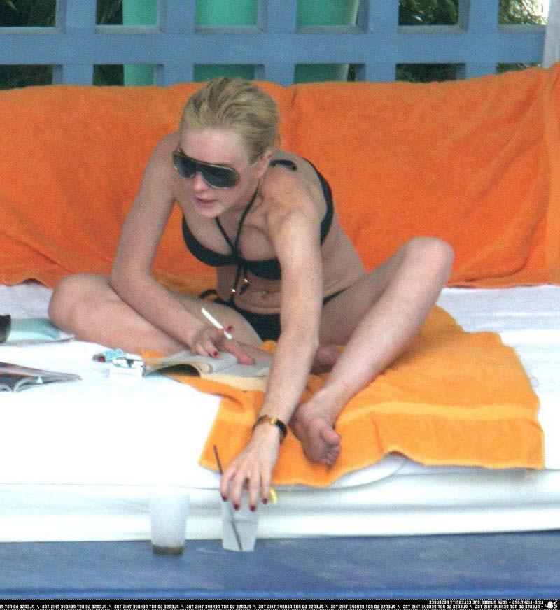 16P Lindsay Lohan big cleavage in tight dresses