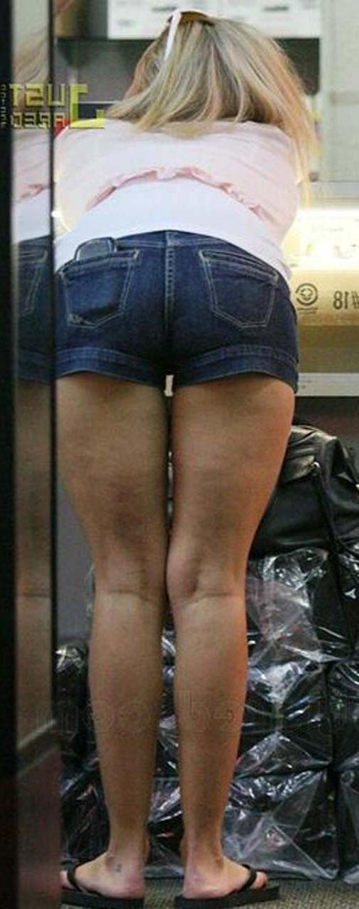 16P Hayden Panettiere exposing huge cleavage and sexy legs in evening dress