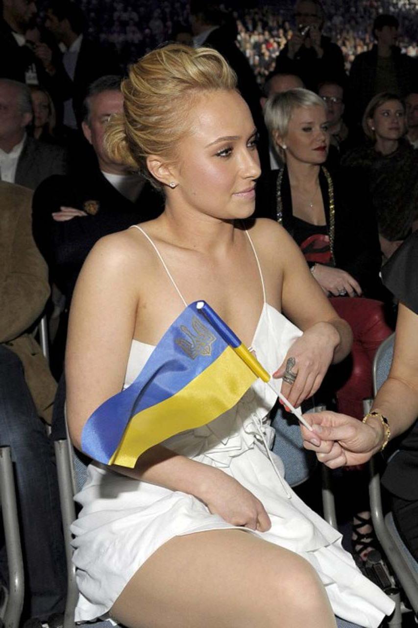16P Hayden Panettiere exposing huge cleavage and sexy legs in evening dress