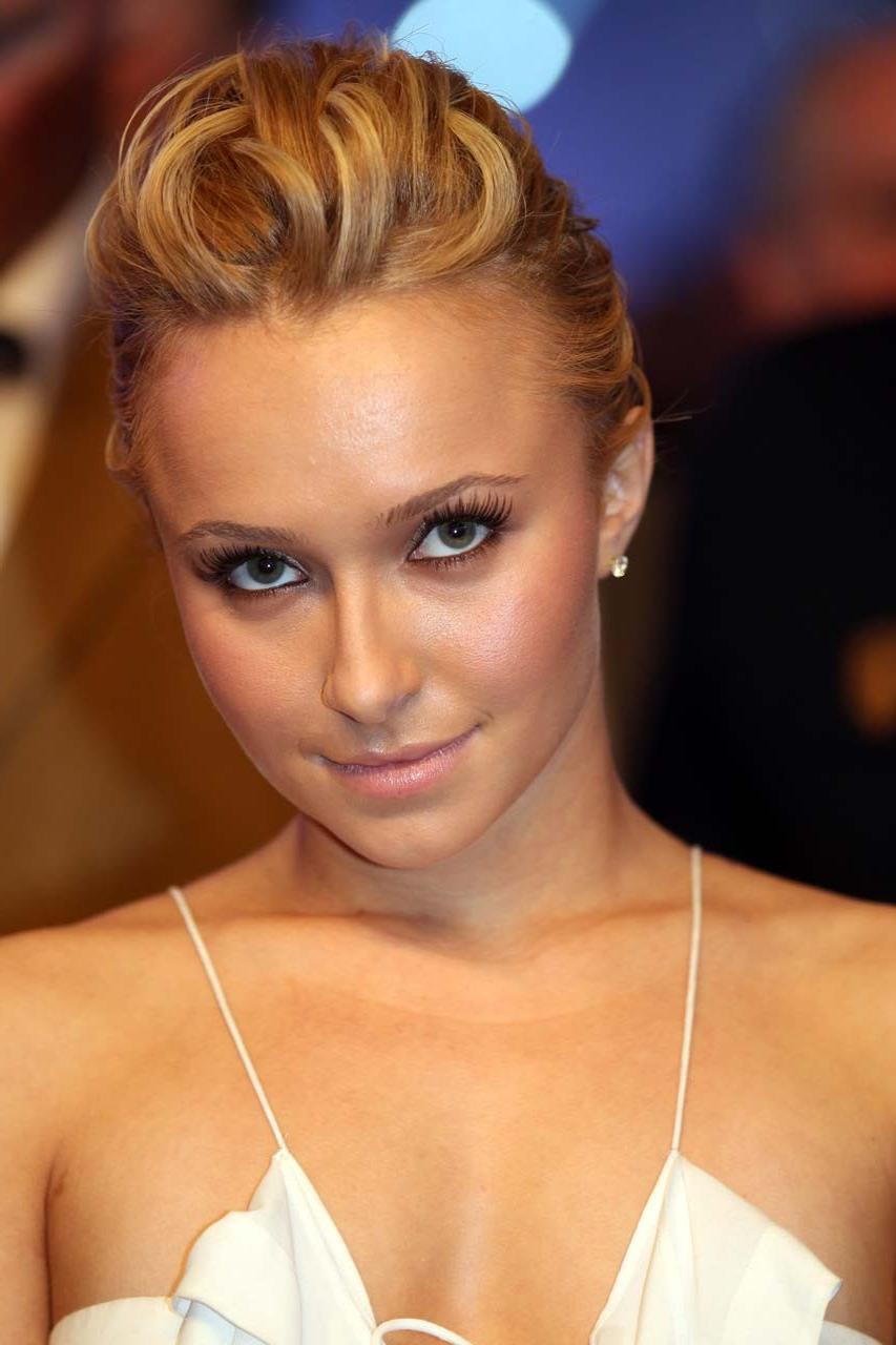 16P Hayden Panettiere exposing huge cleavage and sexy legs in evening dress