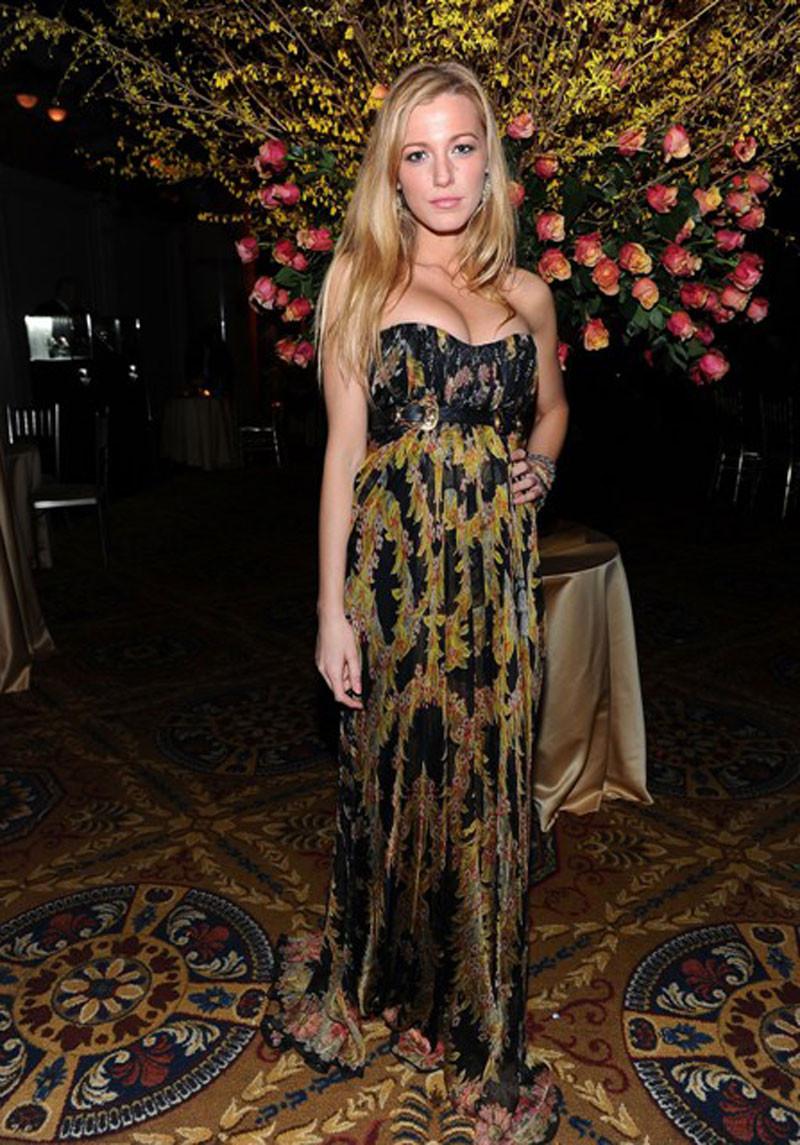 16P Blake Lively incredible cleavage in nice dress