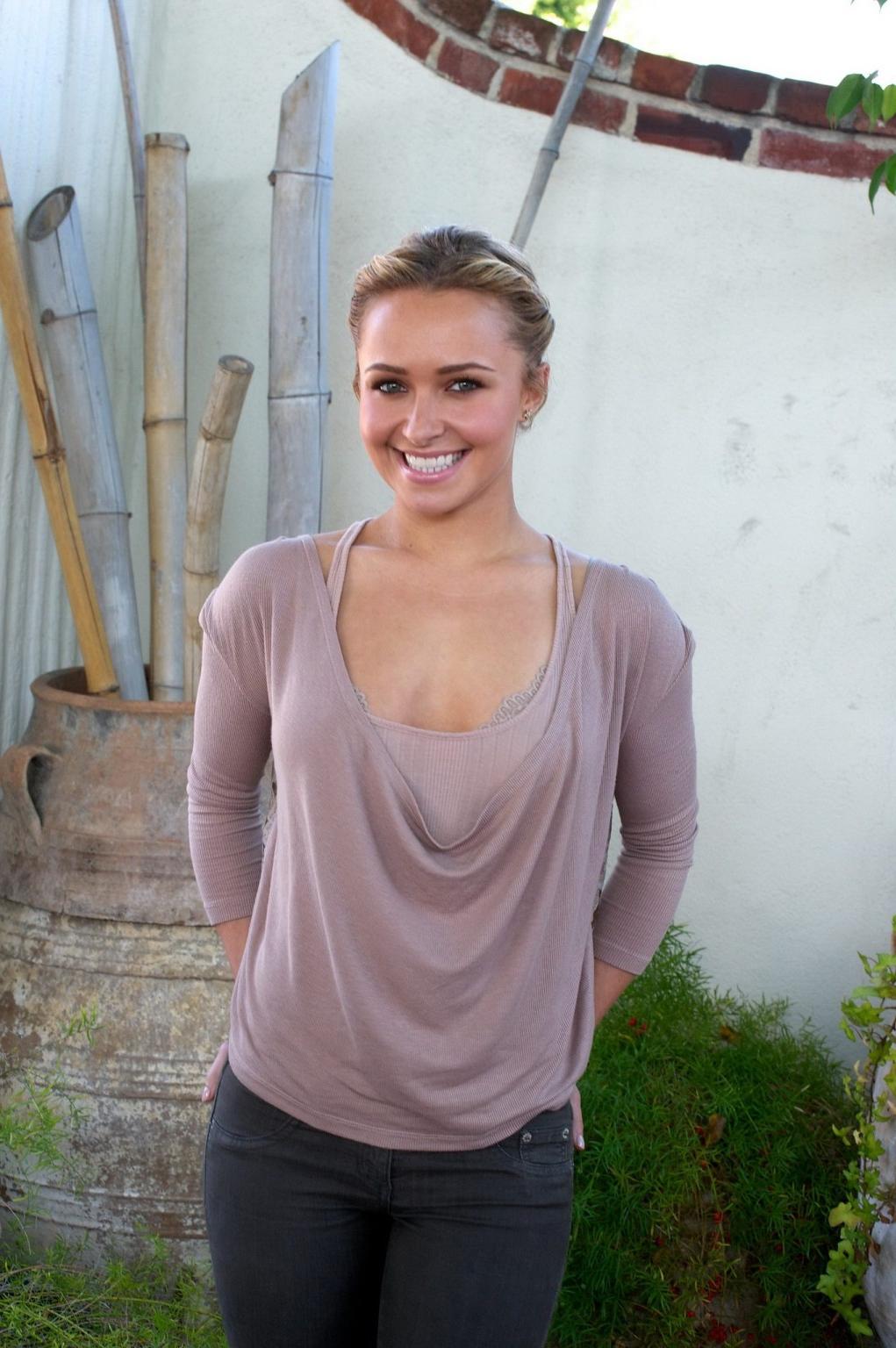 16P Hayden Panettiere showing cleavage in low cut top at the press conference in Wes
