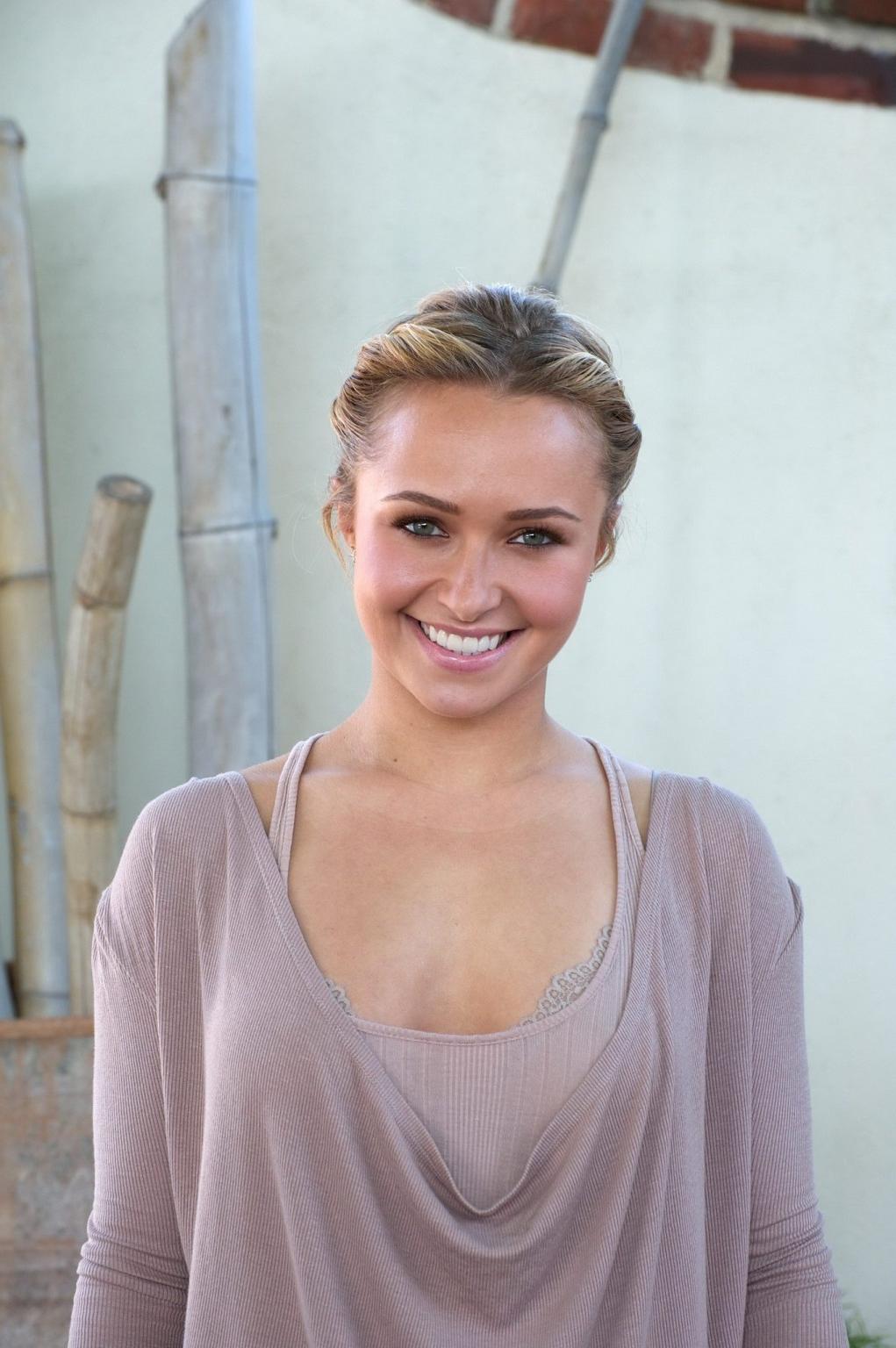 16P Hayden Panettiere showing cleavage in low cut top at the press conference in Wes