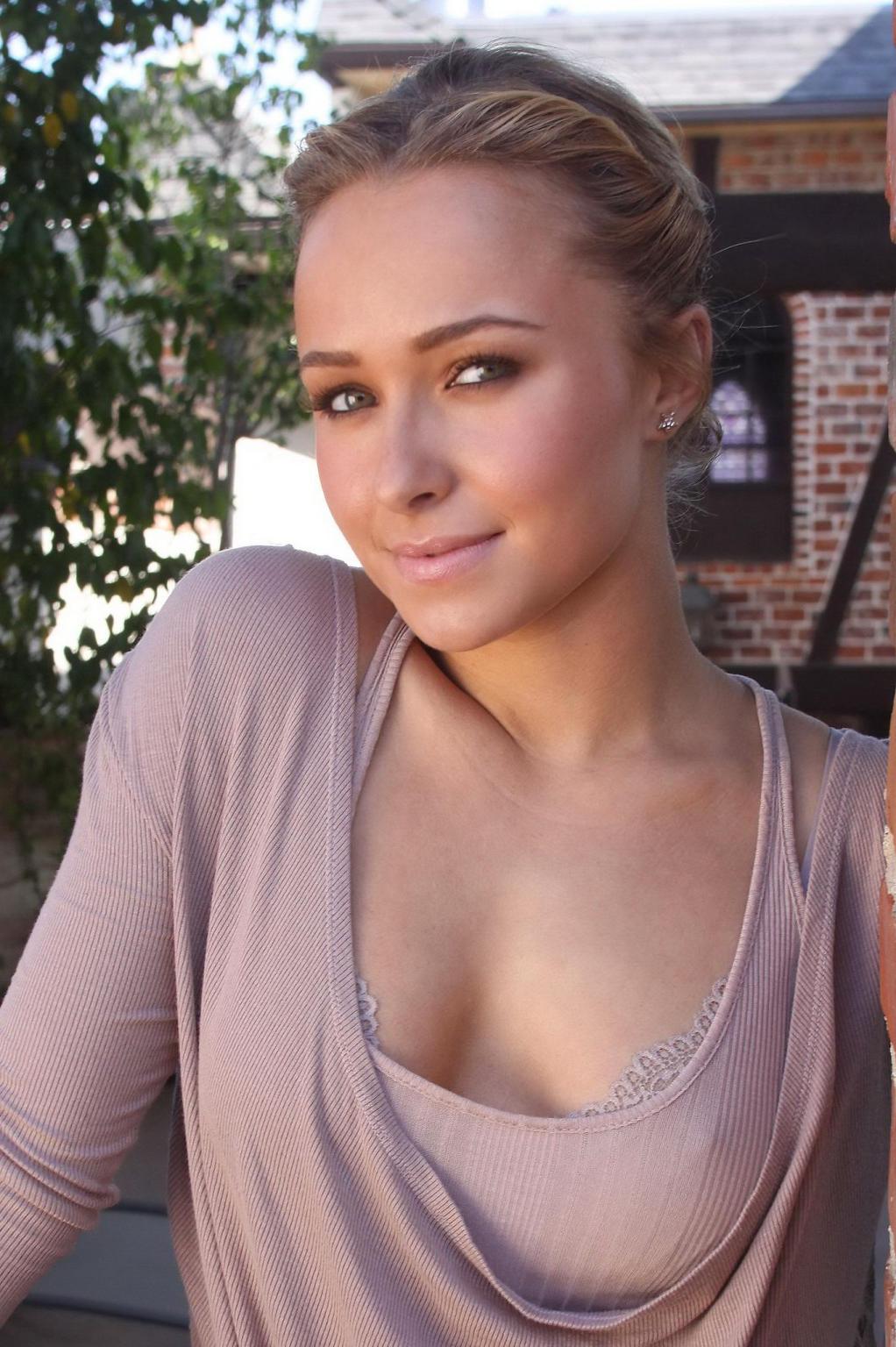 16P Hayden Panettiere showing cleavage in low cut top at the press conference in Wes