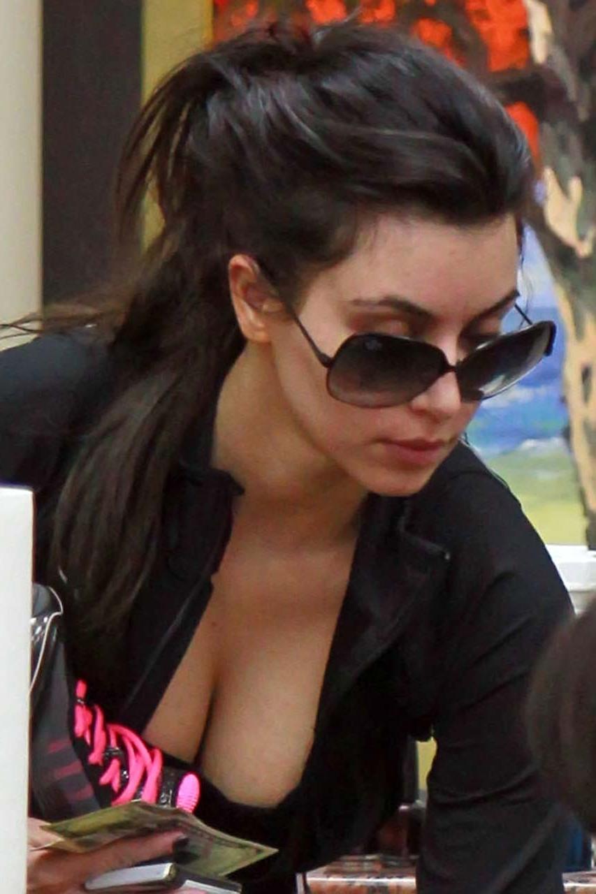16P Kim Kardashian exposing huge cleavage and very sexy ass on street