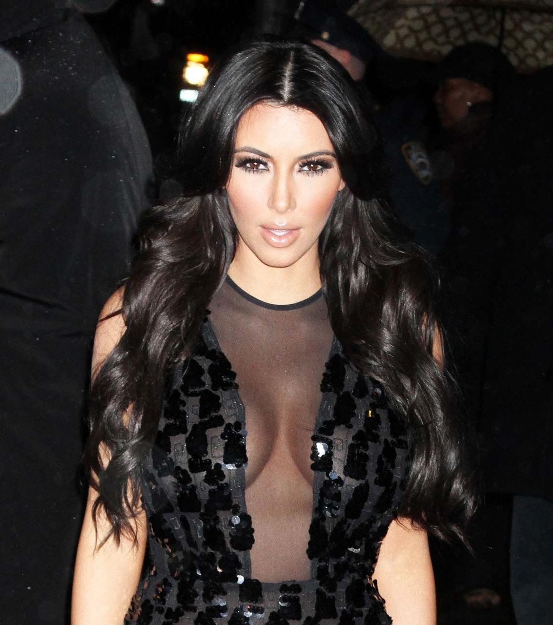 16P Kim Kardashian exposing huge cleavage and very sexy ass on street
