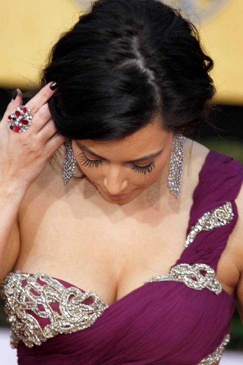 16P Kim Kardashian exposing huge cleavage and very sexy ass on street
