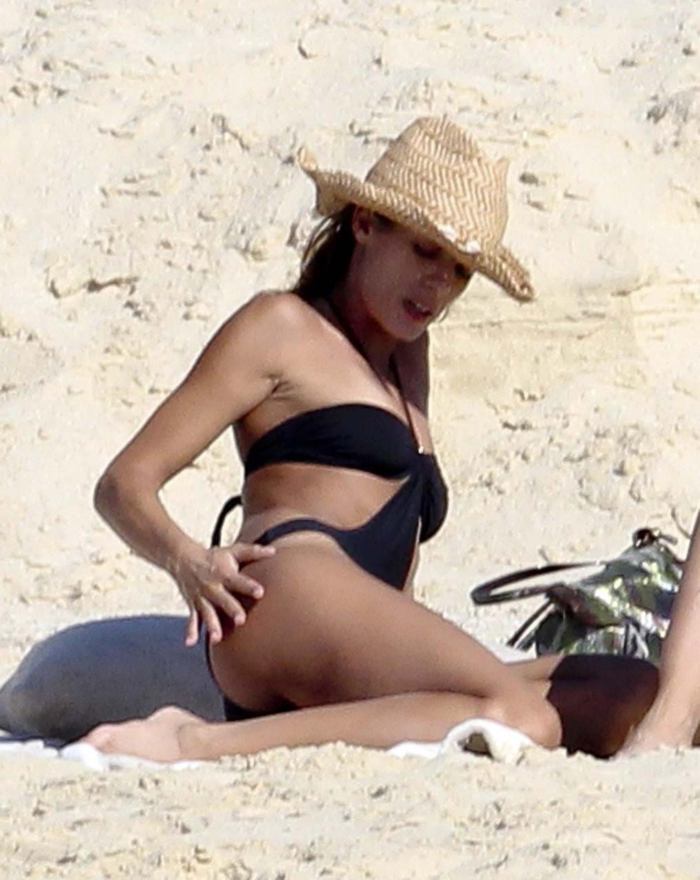 16P Elisabetta Canalis showing her great body and ass in bikini and nipple slip