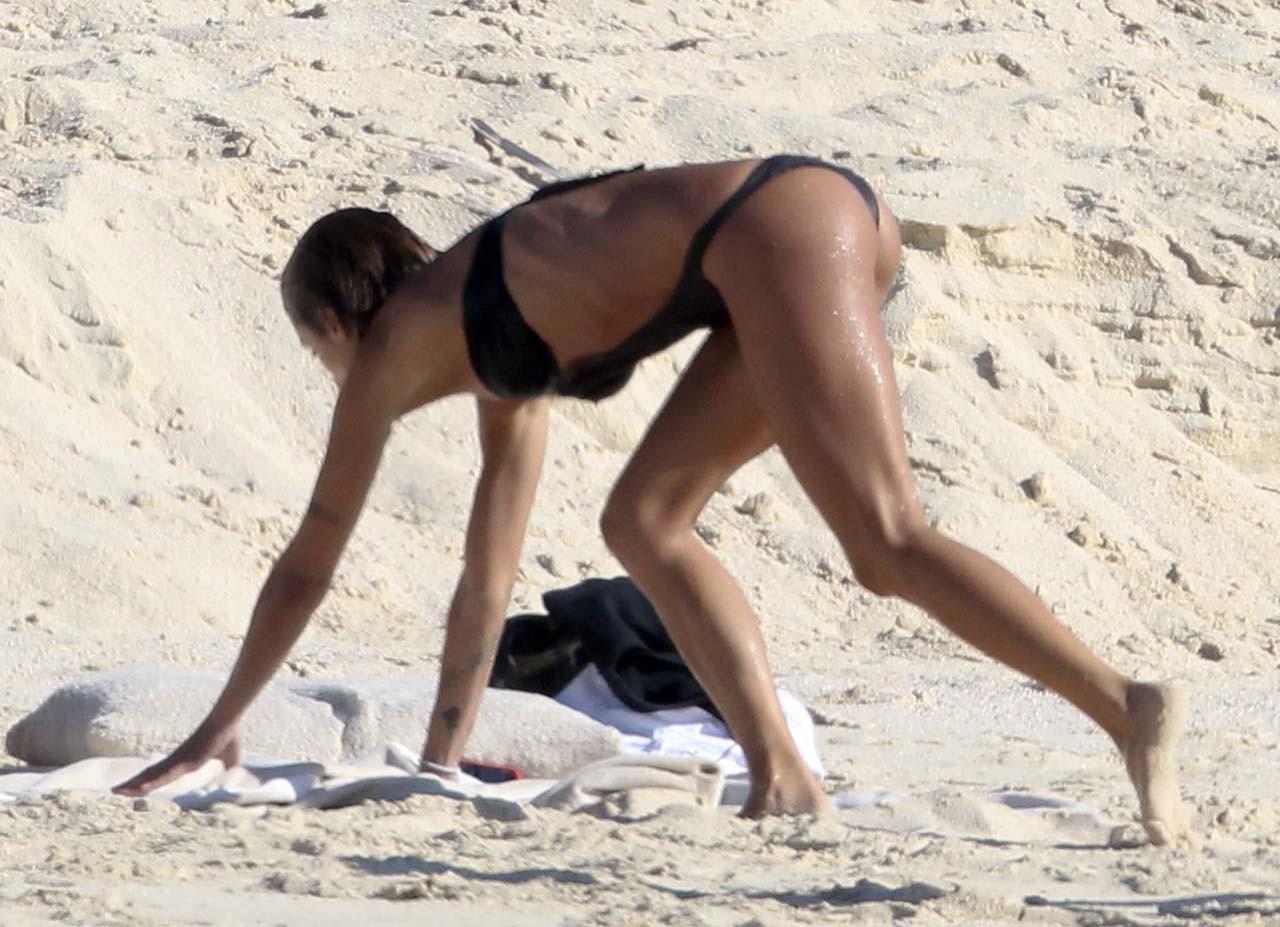 16P Elisabetta Canalis showing her great body and ass in bikini and nipple slip