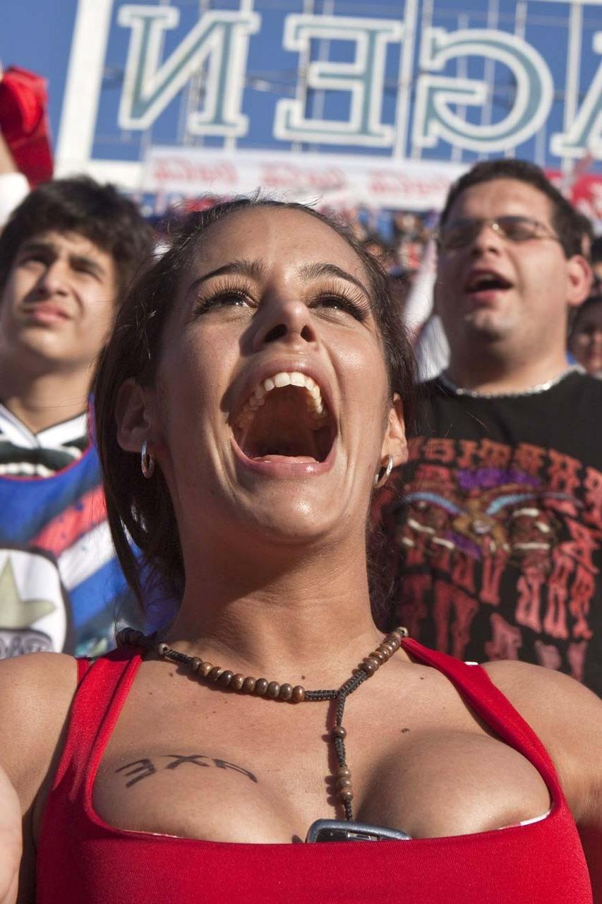 10P Larissa Riquelme nipple slip paparazzi shoots and cell phone between tits