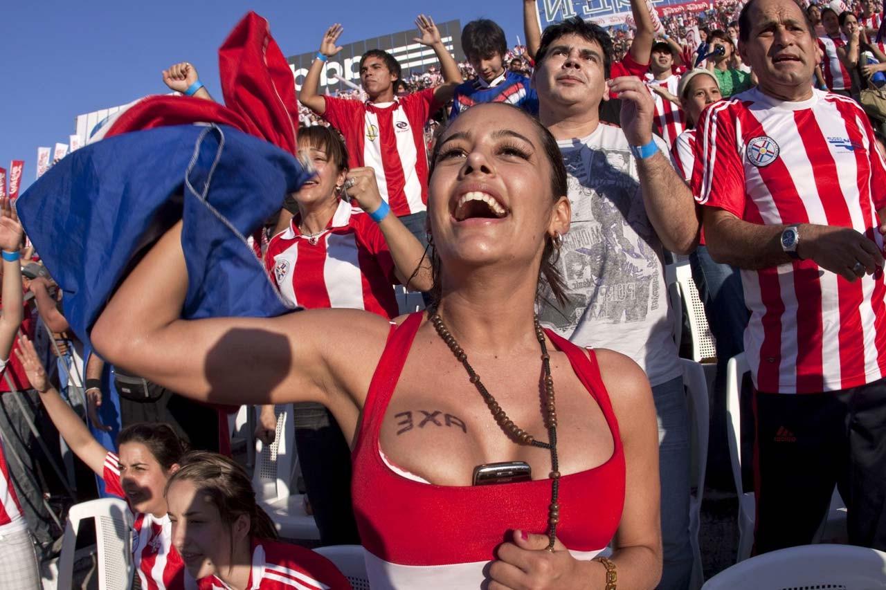 10P Larissa Riquelme nipple slip paparazzi shoots and cell phone between tits