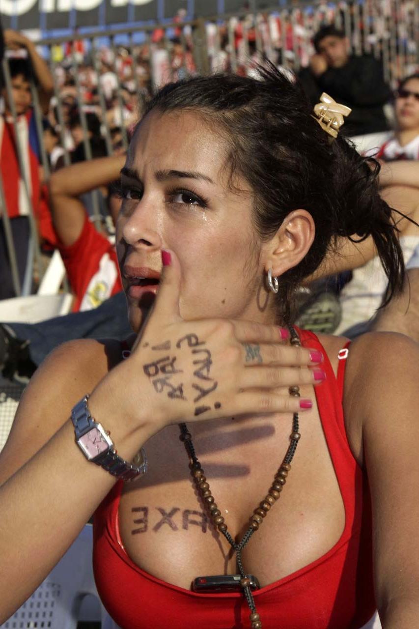 10P Larissa Riquelme nipple slip paparazzi shoots and cell phone between tits