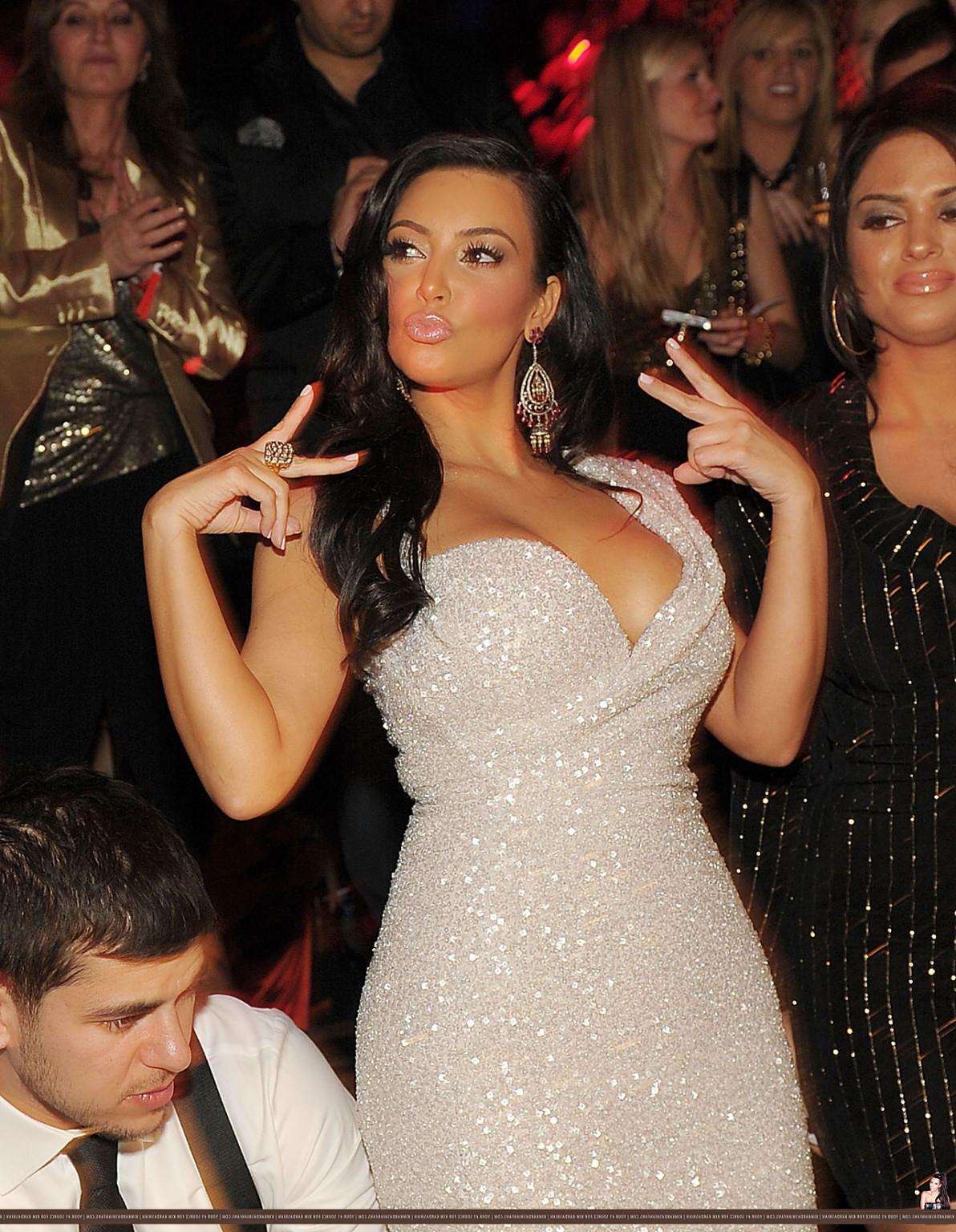 16P Kim Kardashian exposing fucking huge cleavage and sexy body in evening dress