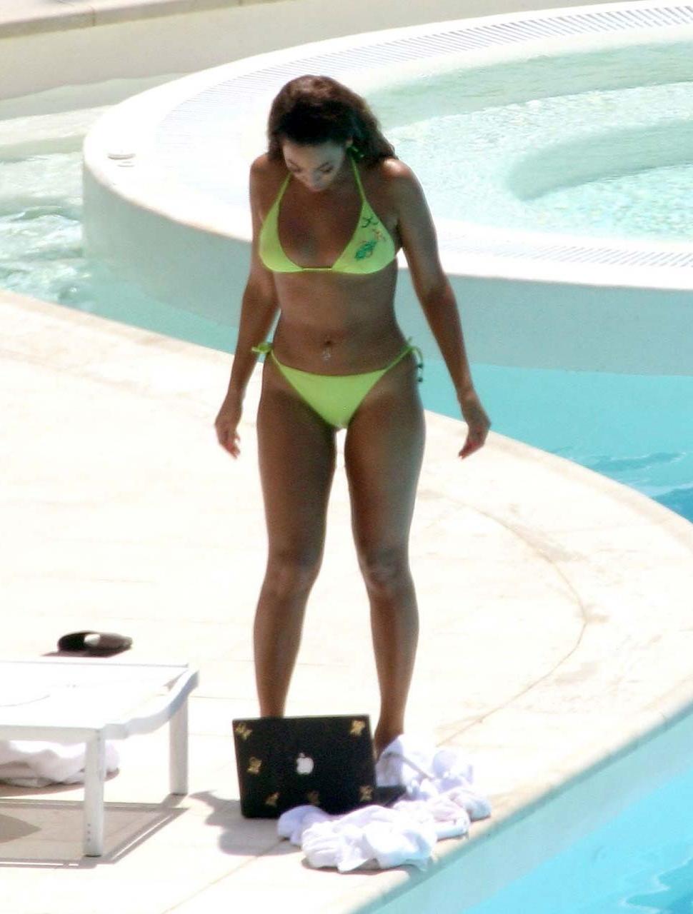 10P Beyonce Knowles sexy in yellow bikini and nipple slip paparazzi pictures