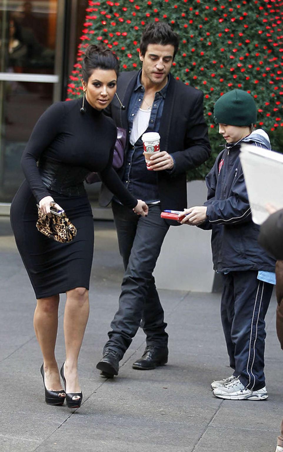 16P Kim Kardashian exposing sexy body and huge cleavage paparazzi photos
