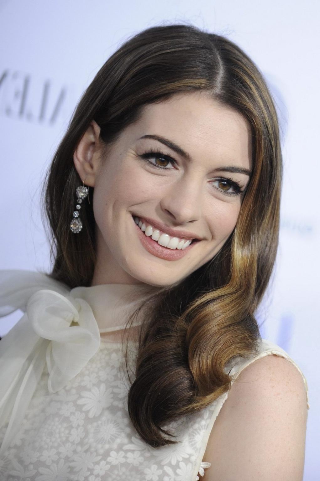 16P Anne Hathaway leggy in little white lace dress at 'Love  Other Drugs' screening 