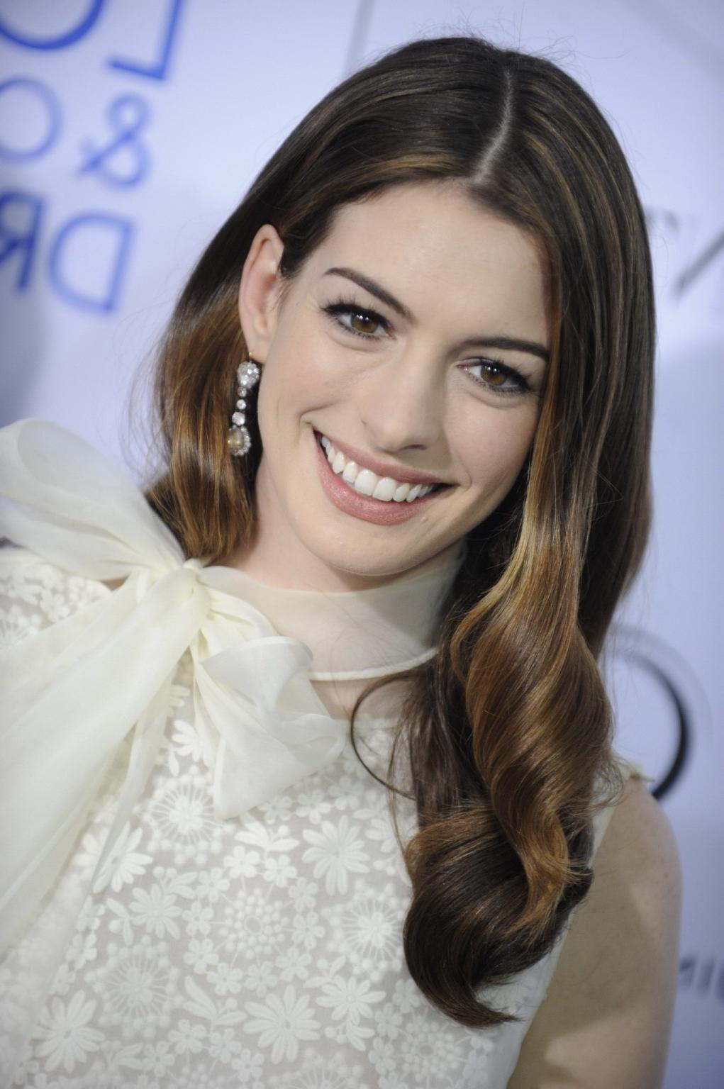 16P Anne Hathaway leggy in little white lace dress at 'Love  Other Drugs' screening 
