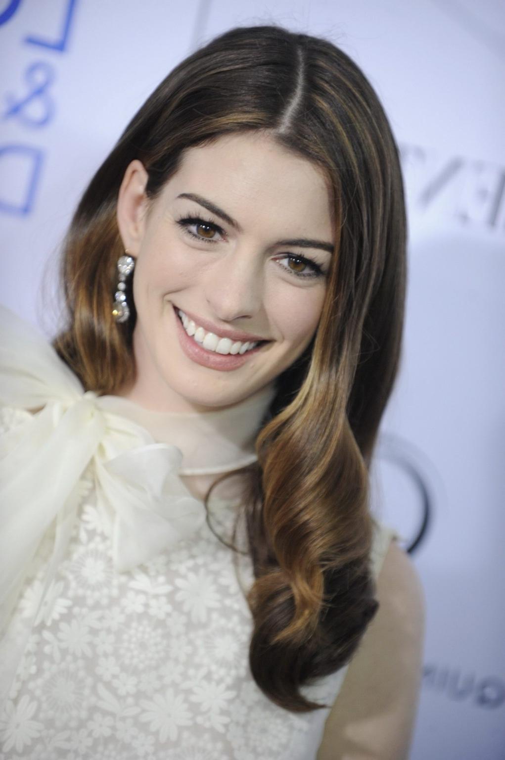 16P Anne Hathaway leggy in little white lace dress at 'Love  Other Drugs' screening 