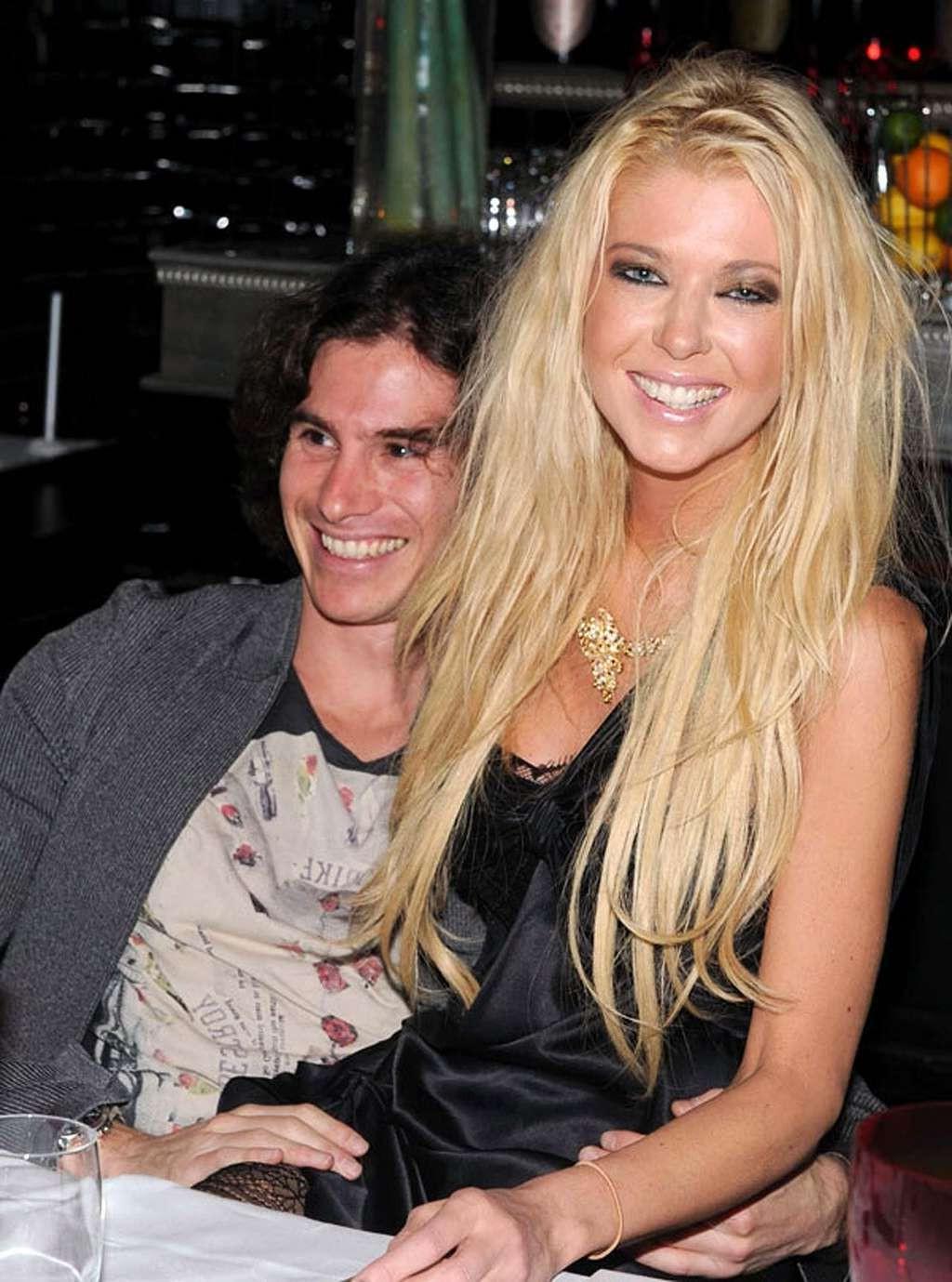10P Tara Reid nipple slip and flashing her panties upskirt paparazzi shoots