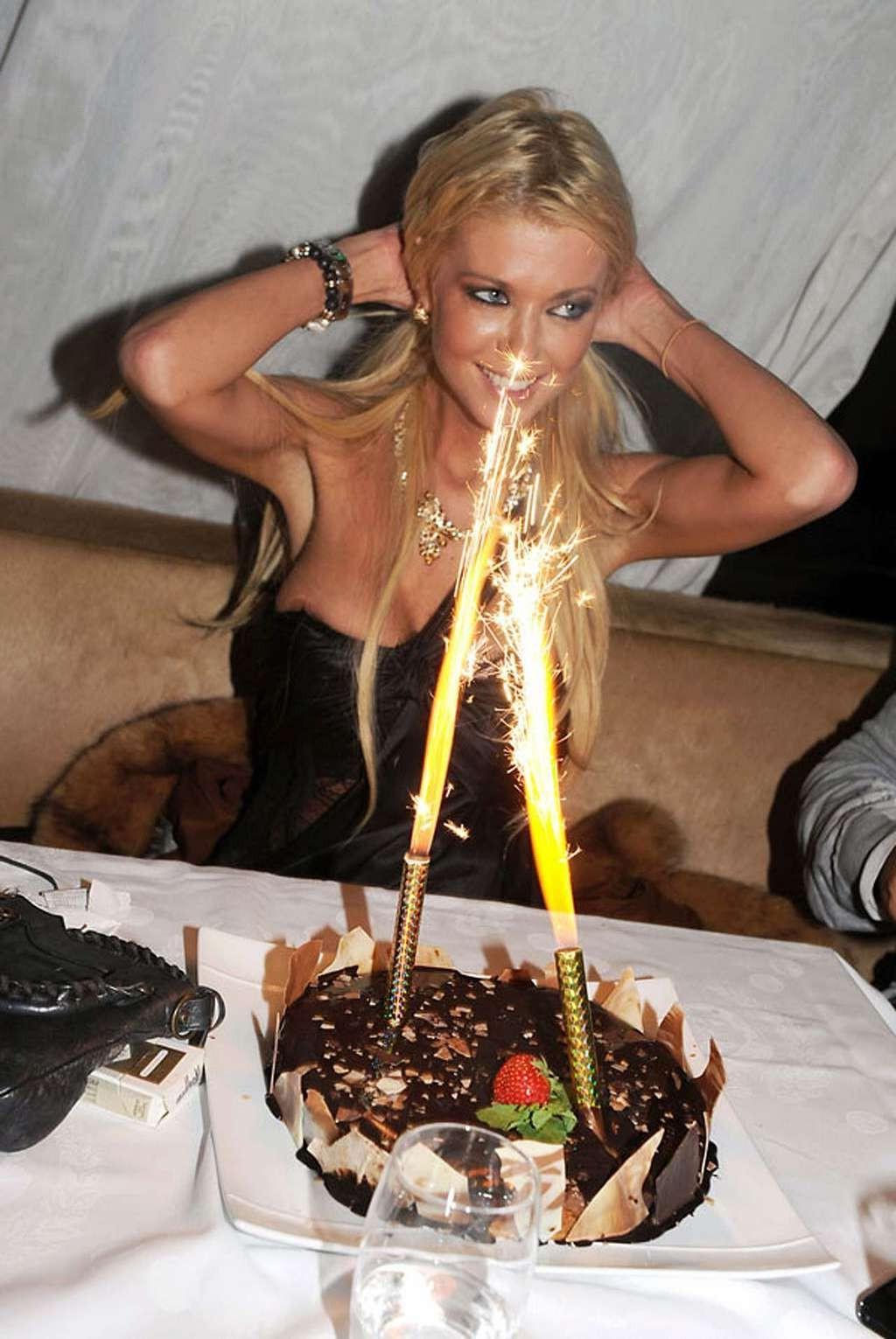 10P Tara Reid nipple slip and flashing her panties upskirt paparazzi shoots