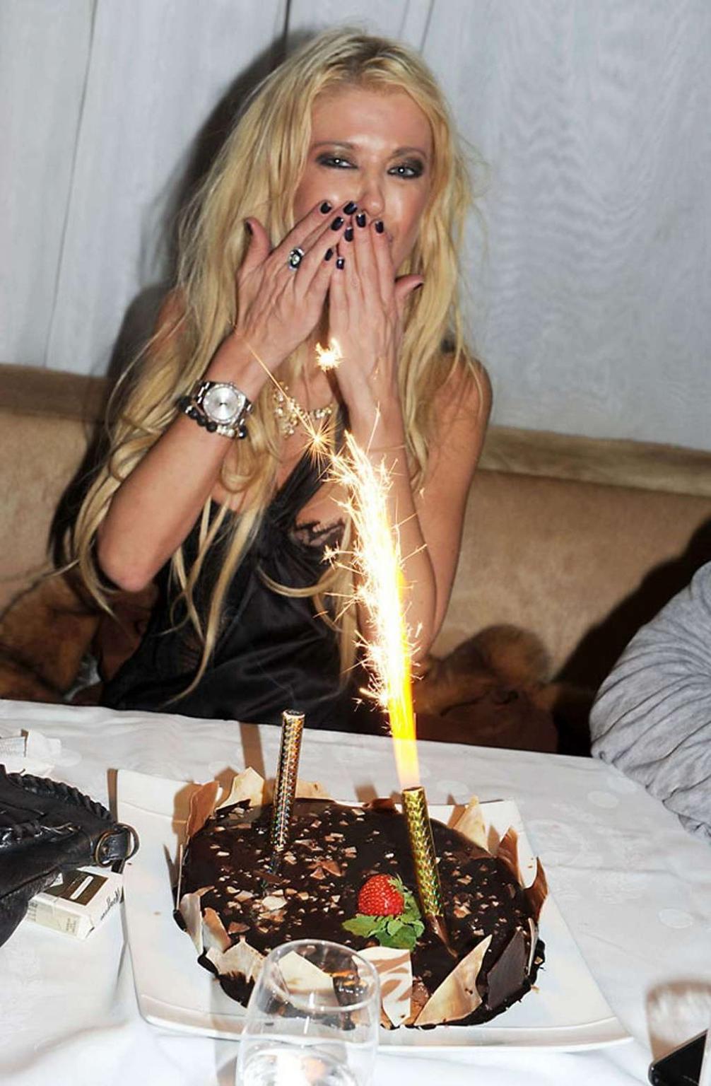 10P Tara Reid nipple slip and flashing her panties upskirt paparazzi shoots