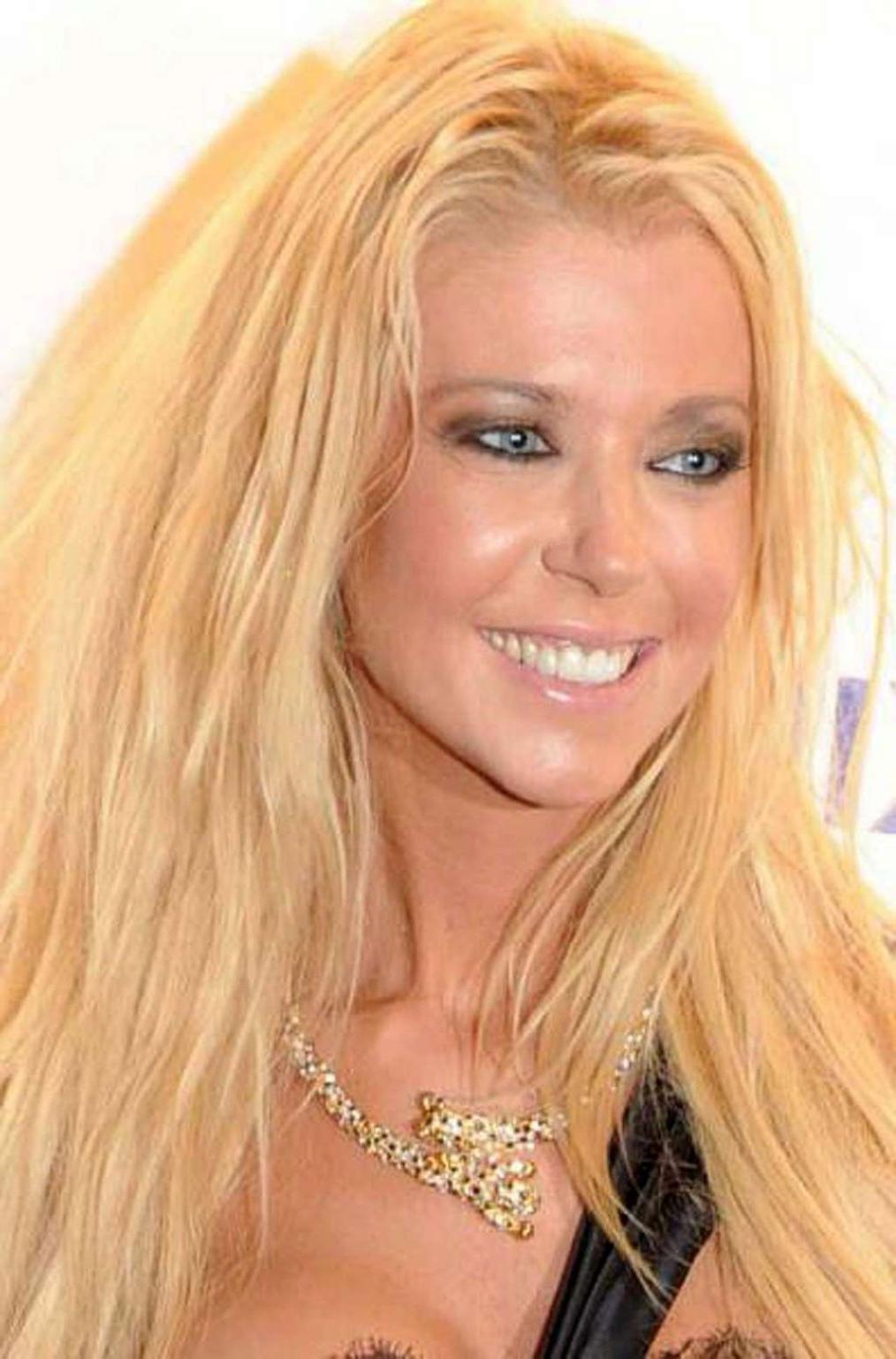 10P Tara Reid nipple slip and flashing her panties upskirt paparazzi shoots