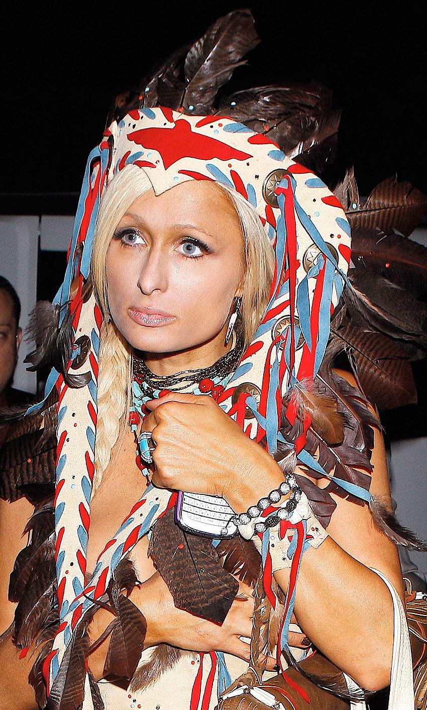 15P Paris Hilton nice cleavage and posing topless