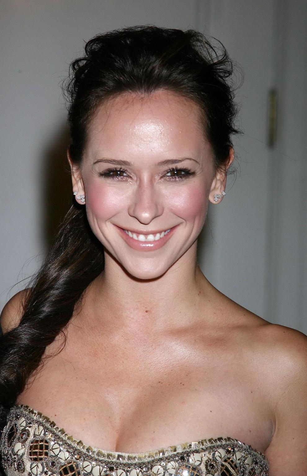 16P Jennifer Love Hewitt showing awesome cleavage in a strapless dress at 39th Annua