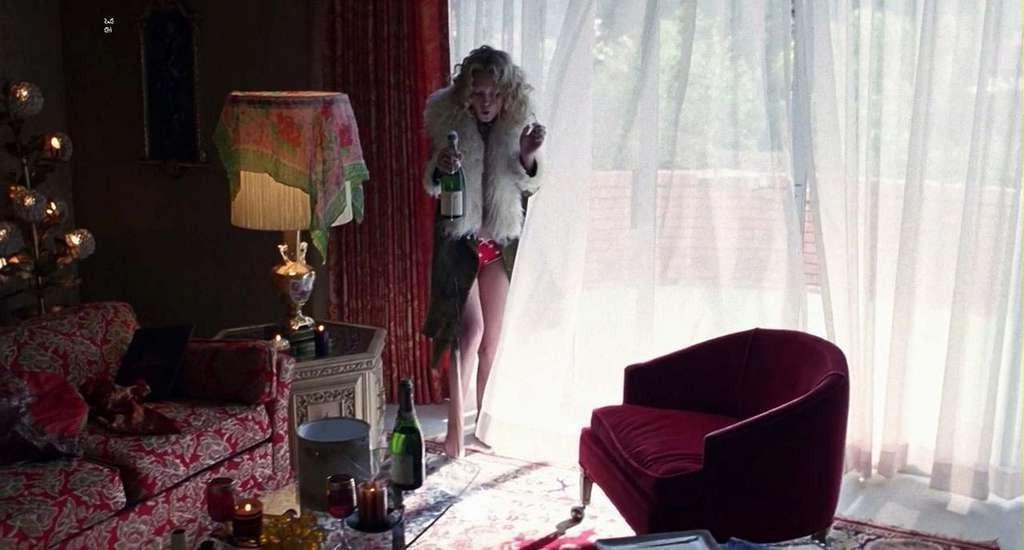 10P Kate Hudson exposing her nice big boobs in movie and big cleavage paparazzi shoo