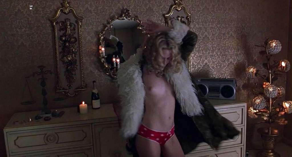 10P Kate Hudson exposing her nice big boobs in movie and big cleavage paparazzi shoo