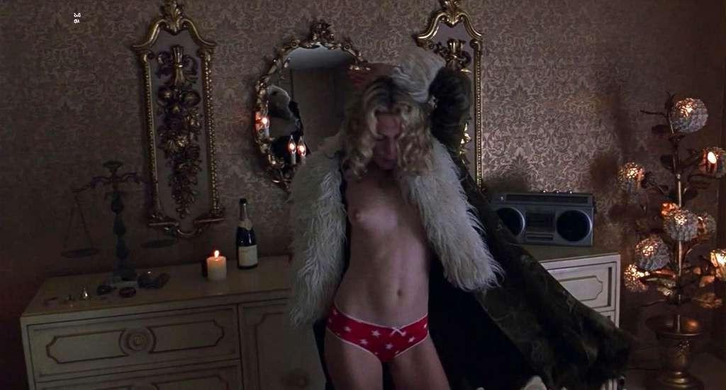 10P Kate Hudson exposing her nice big boobs in movie and big cleavage paparazzi shoo