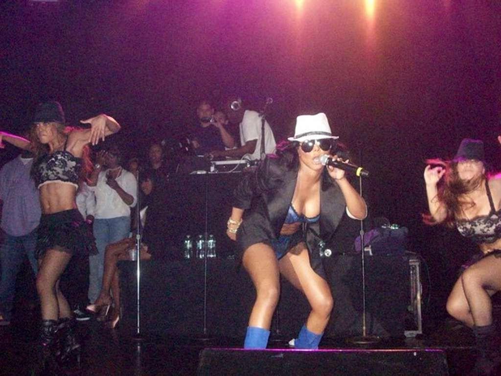 10P Lil Kim nipple slip paparazzi shoots and looking very hot in mini skirt