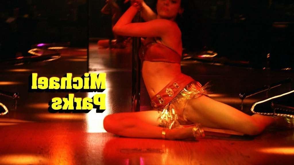 10P Rose McGowan showing her big cleavage and leggy in mini skirt paparazzi shoots