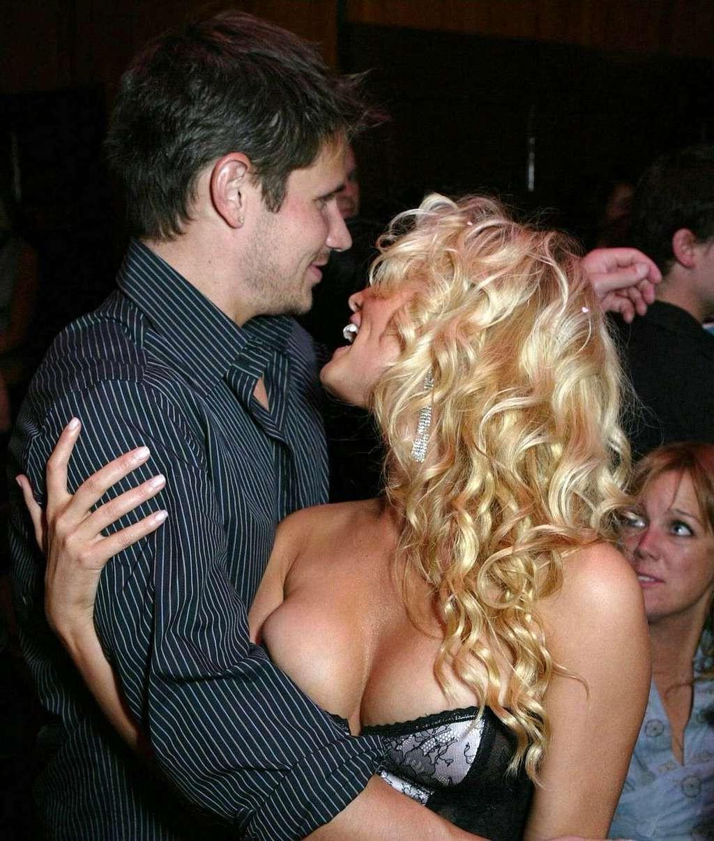 10P Jessica Simpson exposing her huge cleavage and in high boots paparazzi shoots
