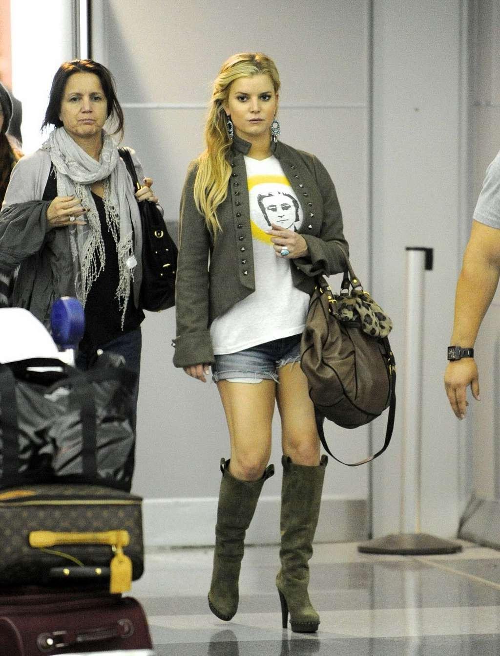 10P Jessica Simpson exposing her huge cleavage and in high boots paparazzi shoots