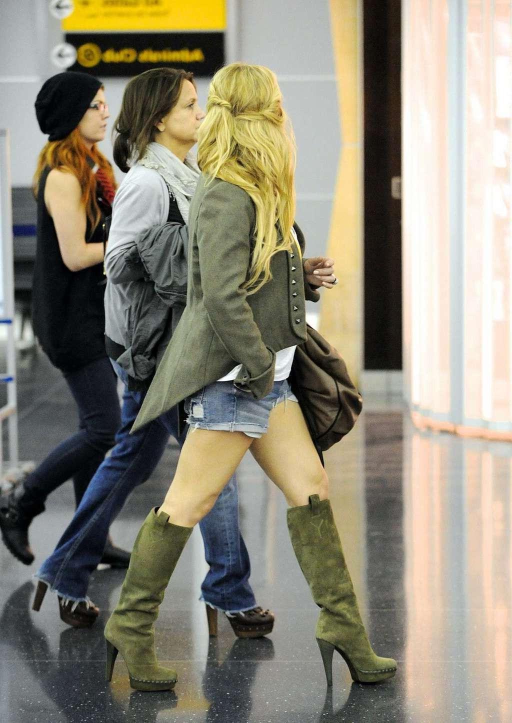 10P Jessica Simpson exposing her huge cleavage and in high boots paparazzi shoots