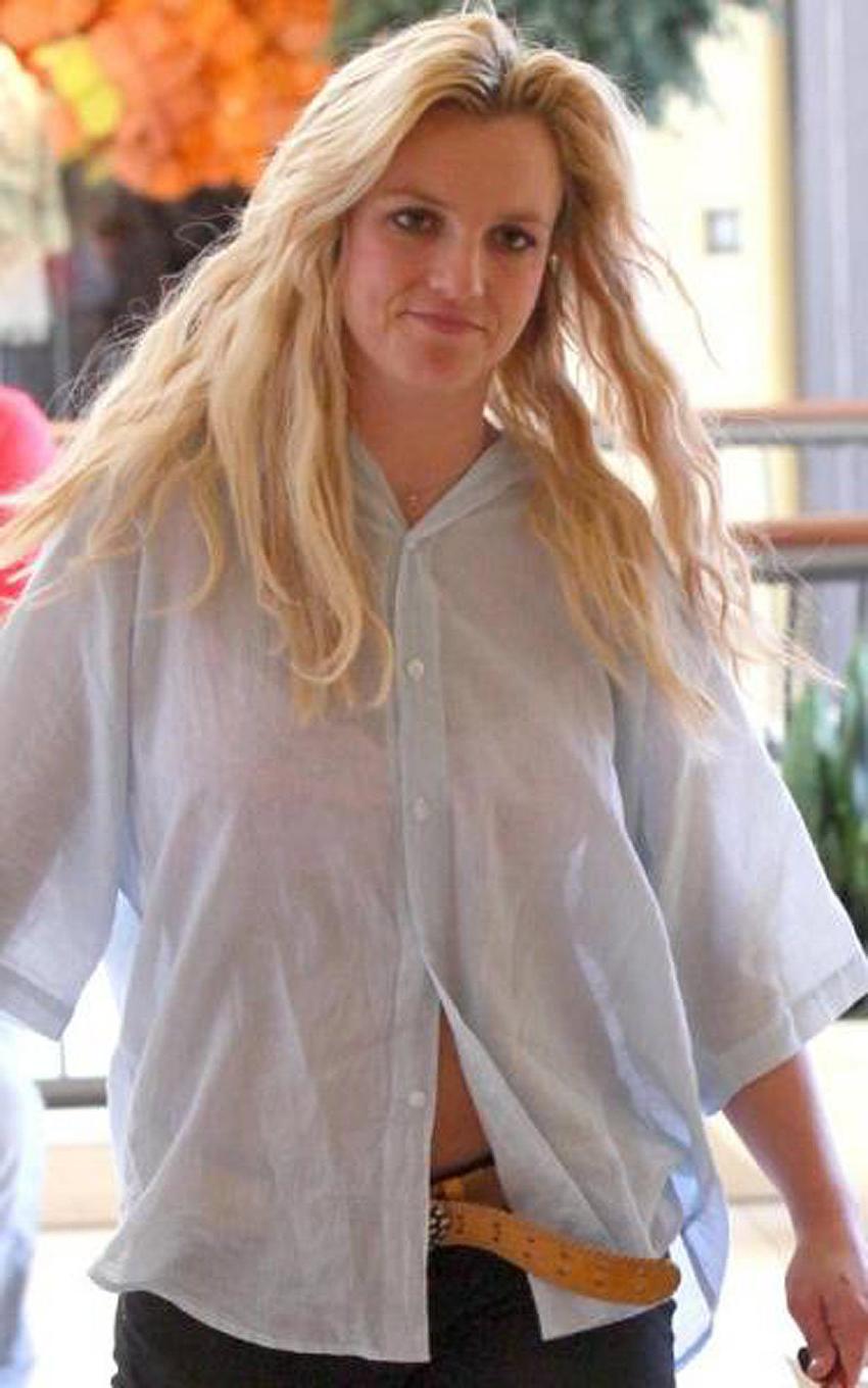 15P Britney Spears upskirt shaved pussy in public