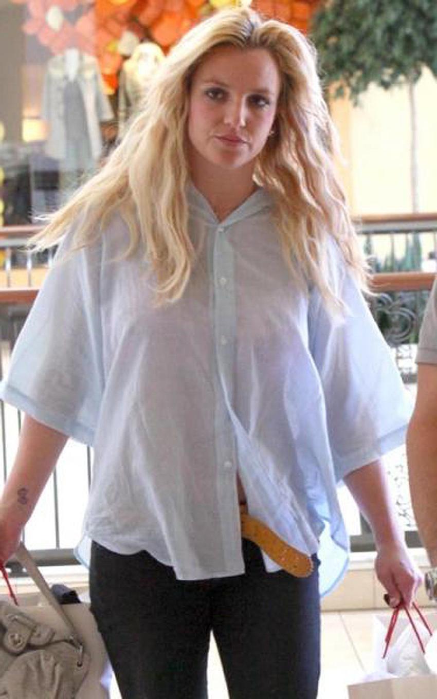 15P Britney Spears upskirt shaved pussy in public