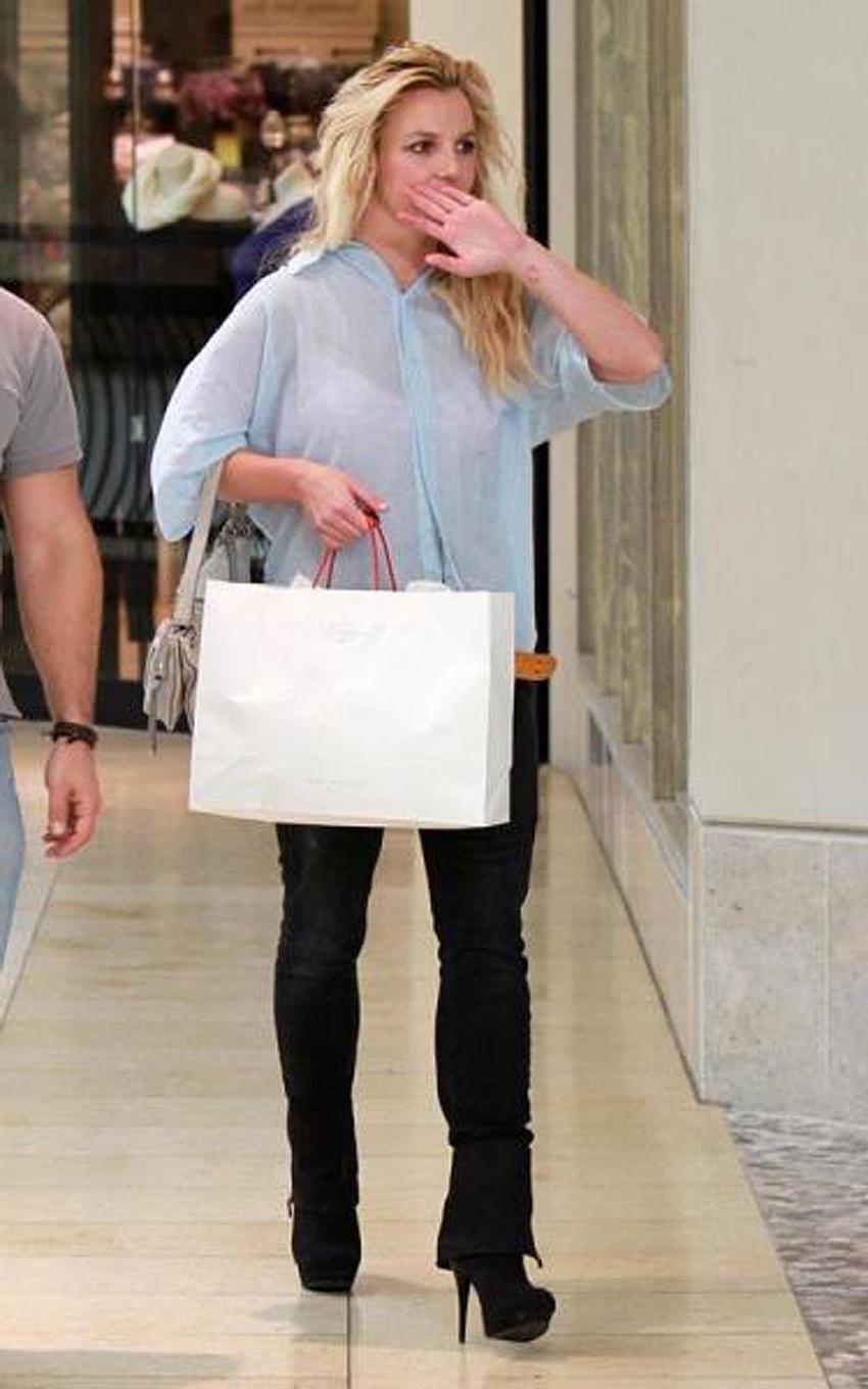 15P Britney Spears upskirt shaved pussy in public