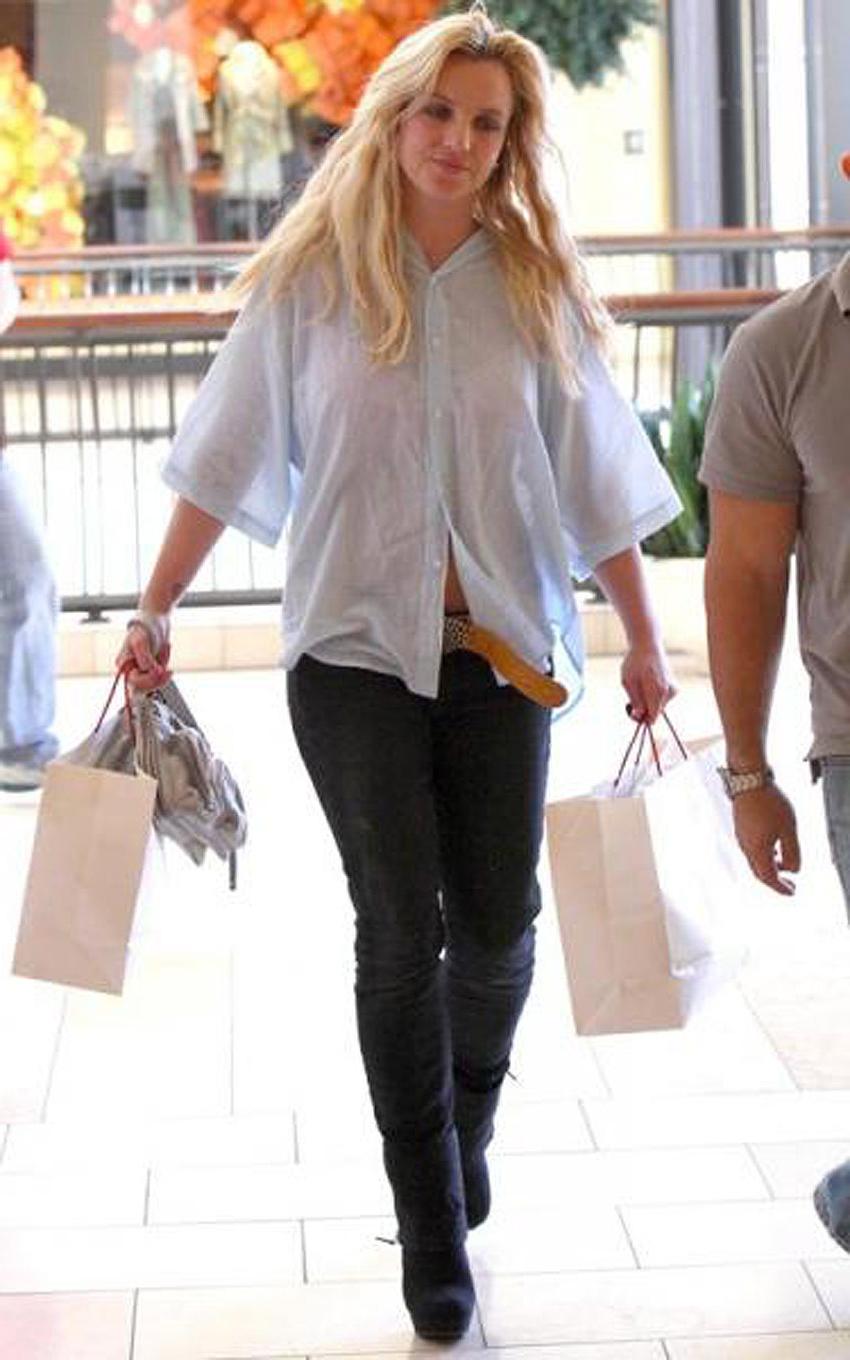 15P Britney Spears upskirt shaved pussy in public