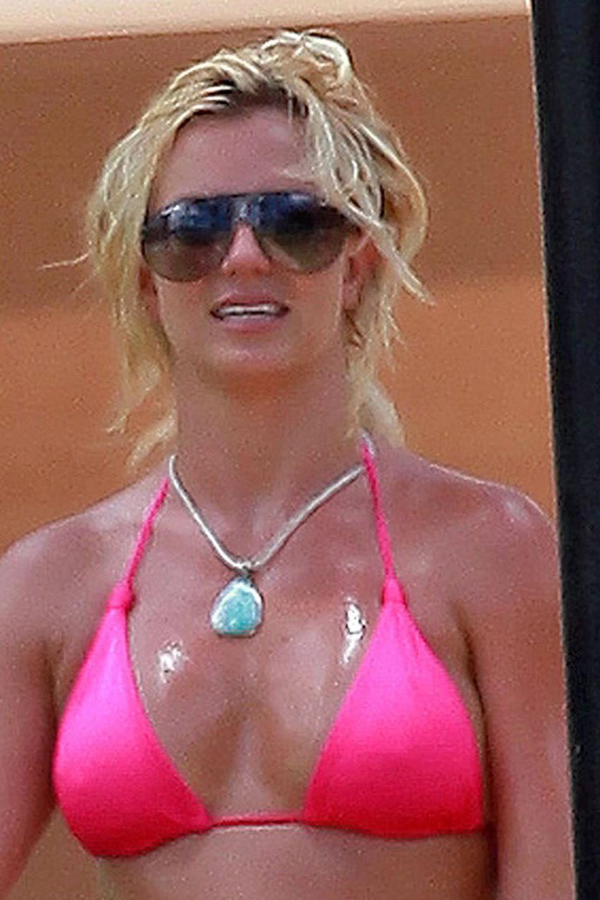 15P Britney Spears upskirt shaved pussy in public