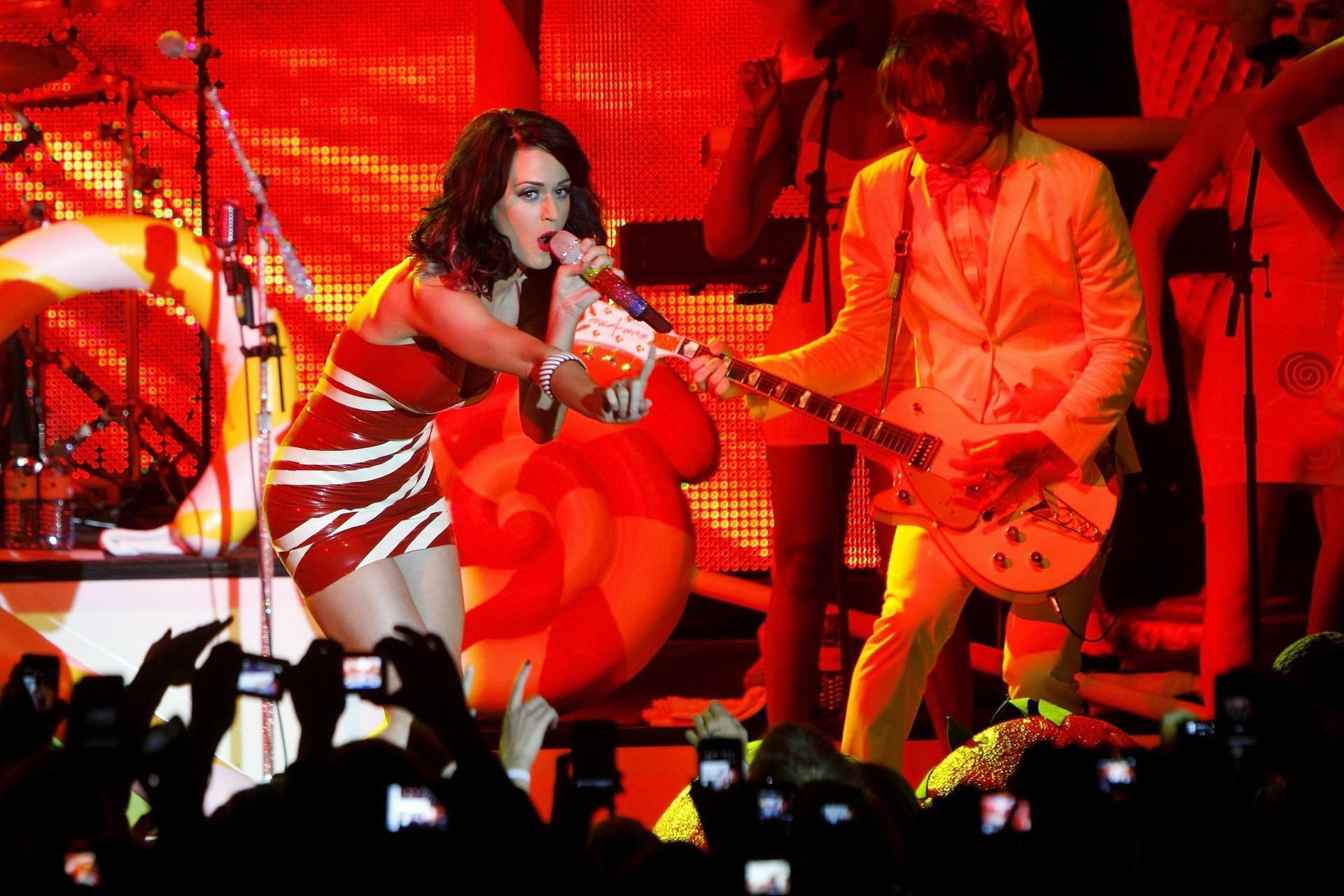 16P Katy Perry shows huge cleavage in little latex dress performing in Vienna