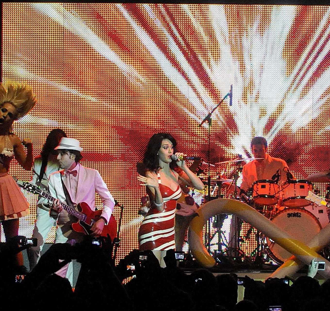 16P Katy Perry shows huge cleavage in little latex dress performing in Vienna
