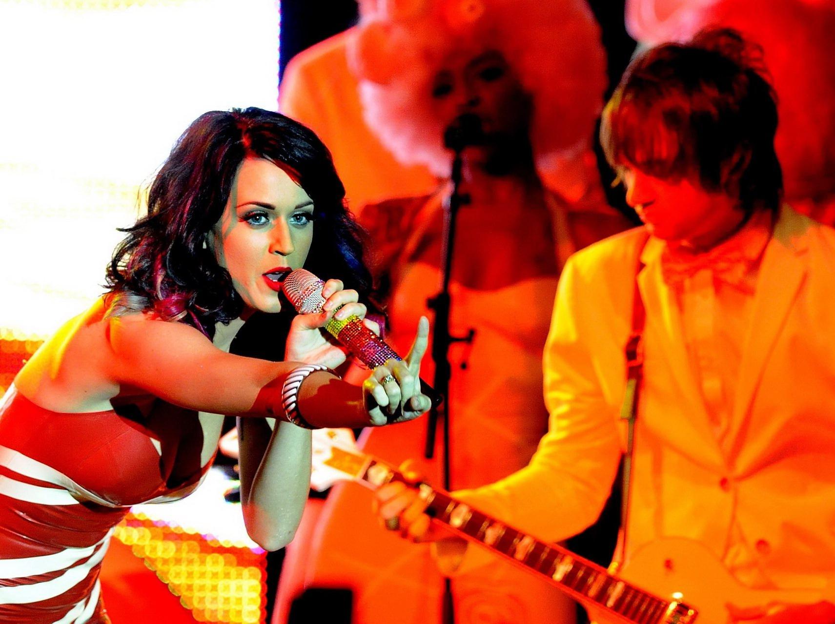 16P Katy Perry shows huge cleavage in little latex dress performing in Vienna