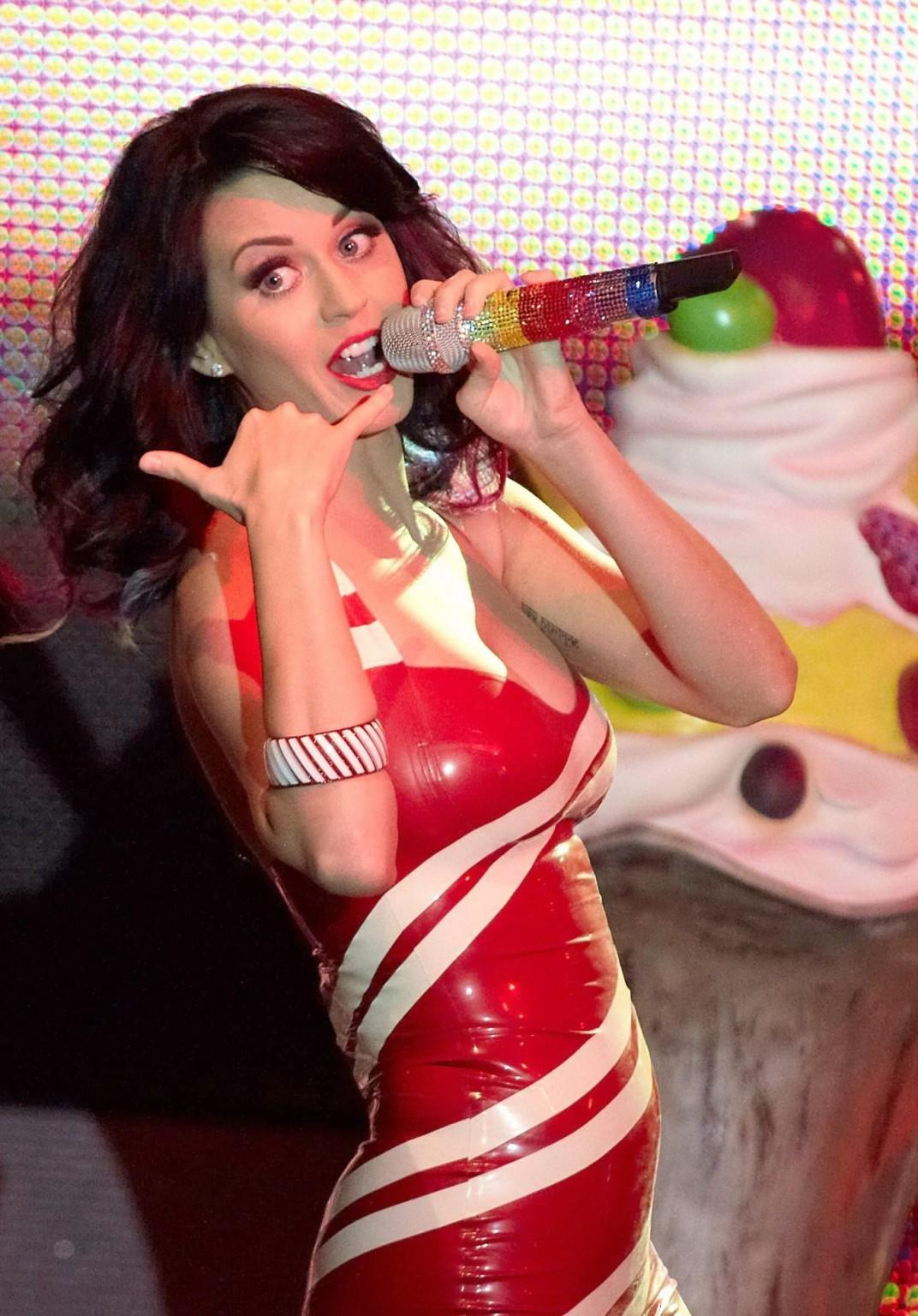 16P Katy Perry shows huge cleavage in little latex dress performing in Vienna