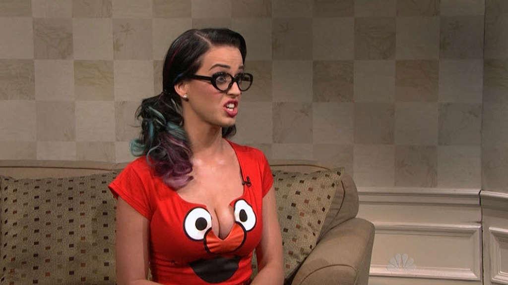 16P Katy Perry exposing huge cleavage and sexy upskirt photos