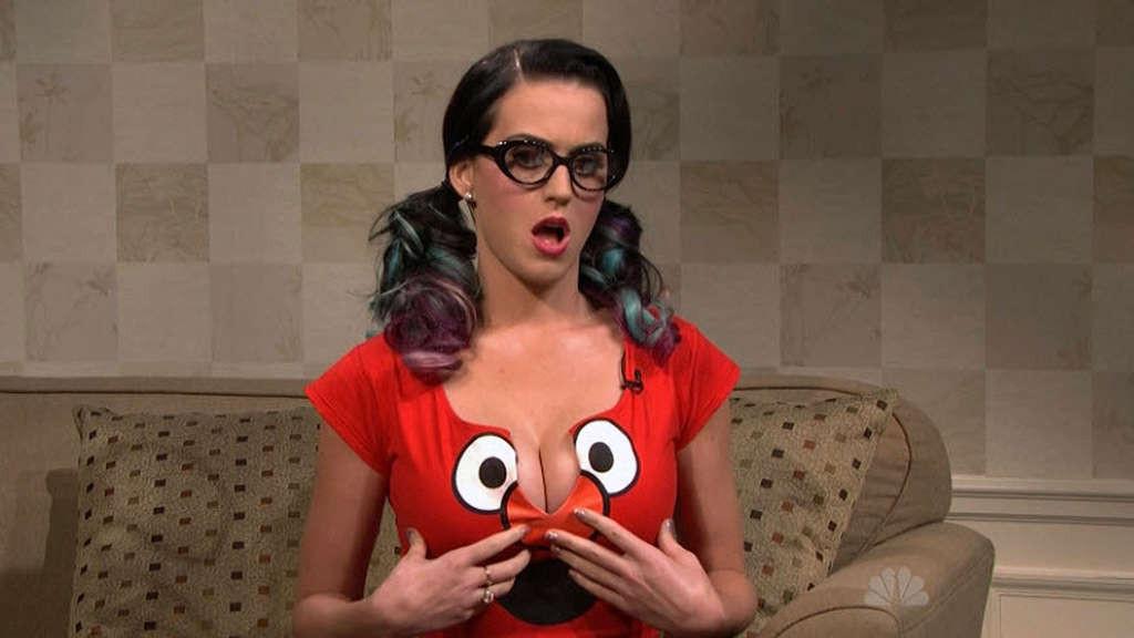 16P Katy Perry exposing huge cleavage and sexy upskirt photos