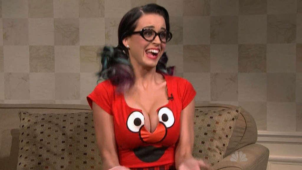 16P Katy Perry exposing huge cleavage and sexy upskirt photos