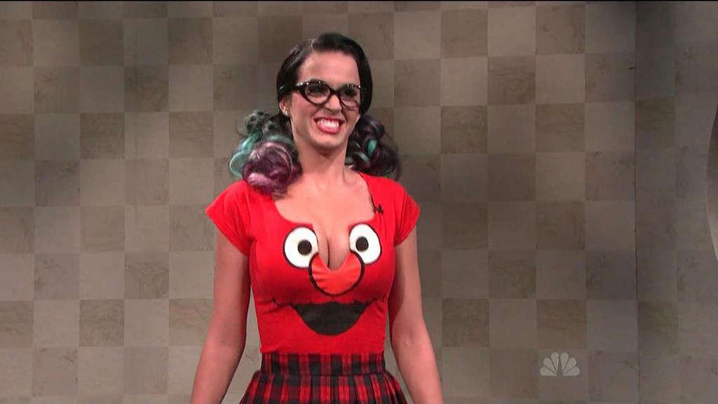 16P Katy Perry exposing huge cleavage and sexy upskirt photos